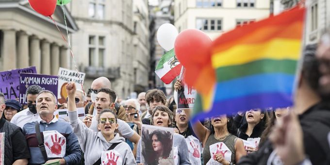 Mehrere Hundert Menschen haben am Samstag in Zürich und Bern gegen den Tod der Iranerin Masha Amini und für ein freies Iran demonstriert. (KEYSTONE/Ennio Leanza) Mehrere Hundert Menschen haben am Samstag in Zürich und Bern gegen den Tod der Iranerin Masha Amini und für ein freies Iran demonstriert. (KEYSTONE/Ennio Leanza)