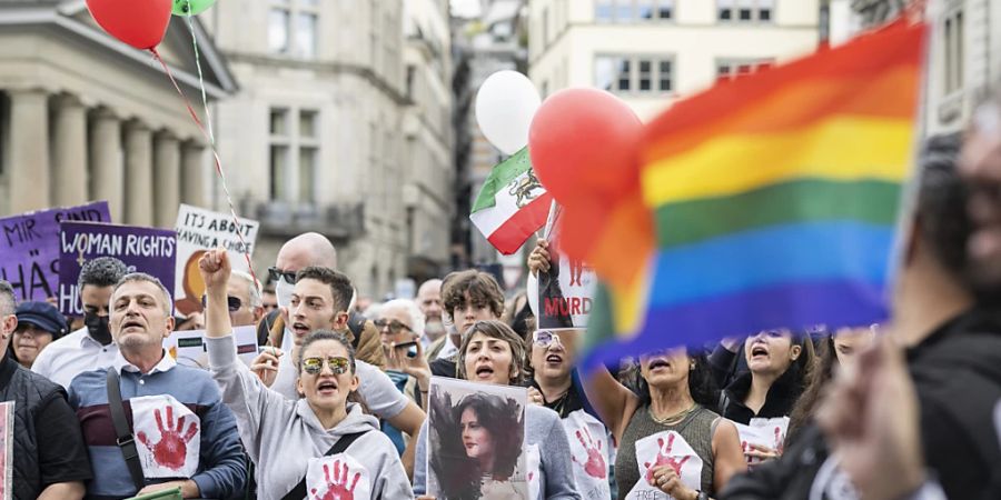 Mehrere Hundert Menschen haben am Samstag in Zürich und Bern gegen den Tod der Iranerin Masha Amini und für ein freies Iran demonstriert. (KEYSTONE/Ennio Leanza)