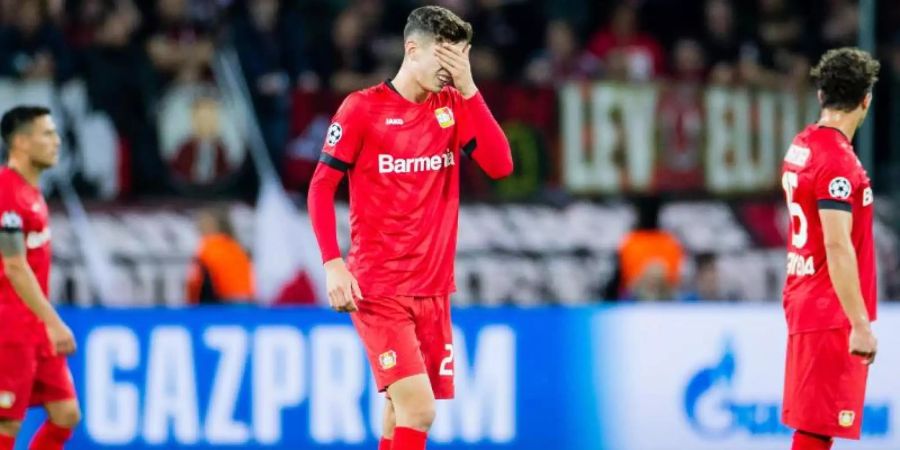 Die Spieler von Bayer Leverkusen hadern mit der Niederlage gegen Lokomotive Moskau. Foto: Rolf Vennenbernd