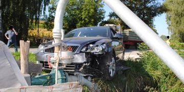 Auto kollidierte gegen einen Elektroverteilkasten.