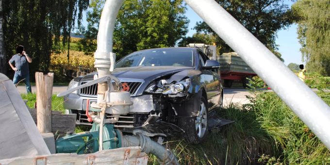 Auto kollidierte nach Verkehrsunfall gegen einen Elektroverteilkasten. Auto kollidierte gegen einen Elektroverteilkasten.