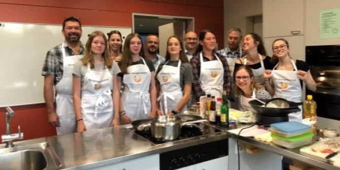 Jungbürgerinnen kochen asiatische Gerichte.