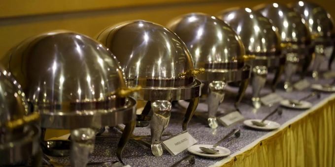 Lebensmittelvergiftungen holen sich Besucher oft bei sogenannten All-inclusive-Resorts. Dort wird das Essen öfters Mal zu lange aus dem Kühlschrank gehalten. all inclusive essen Ferien