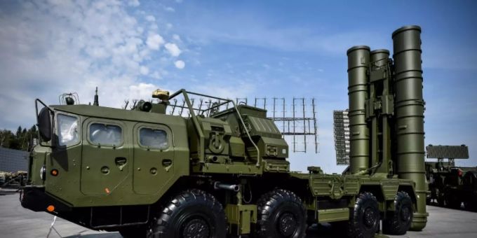 Archivaufnahme von russischen S-400-Raketenwerfern. Russland