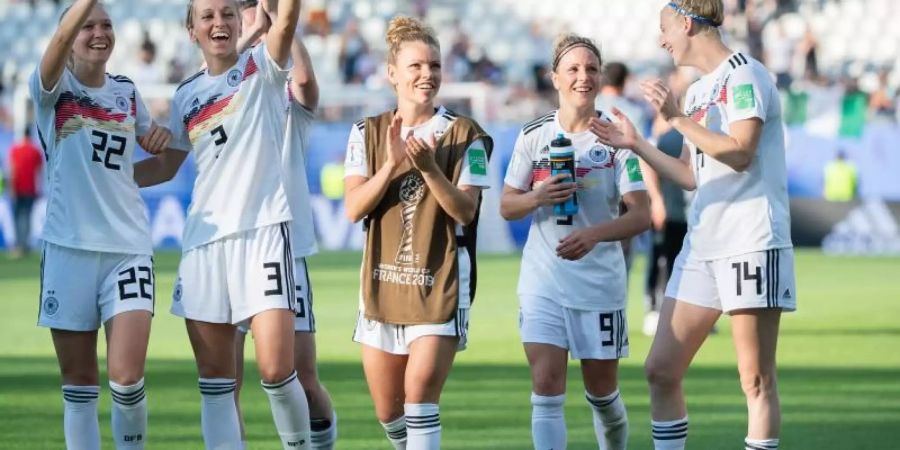 Deutschlands Fussball-Frauen auch nach dem Spiel gegen Schweden Grund zum Jubel haben. Foto: Sebastian Gollnow