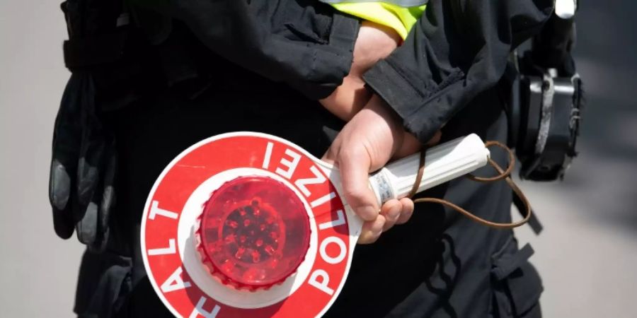 Polizist bei Verkehrskontrolle