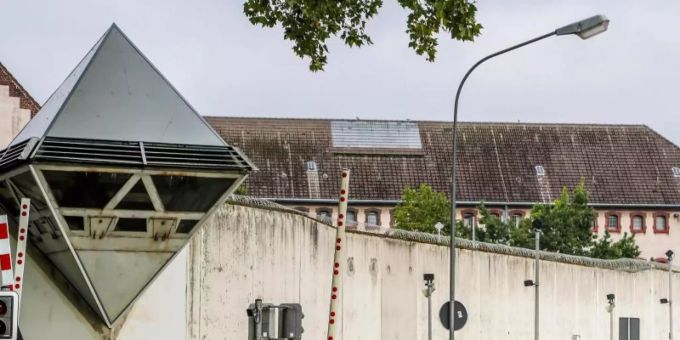 Die fünf Überwachungstürme der JVA sind laut einer Sprecherin derzeit wegen einer Asbestsanierung nicht besetzt. Foto: Stephan Schütze Die fünf Überwachungstürme der JVA sind laut einer Sprecherin derzeit wegen einer Asbestsanierung nicht besetzt. Foto: Stephan Schütze