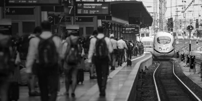 Ein ICE fährt am Mittwochmorgen am Bahnsteig 7 im Frankfurter Hauptbahnhof ein. zug
