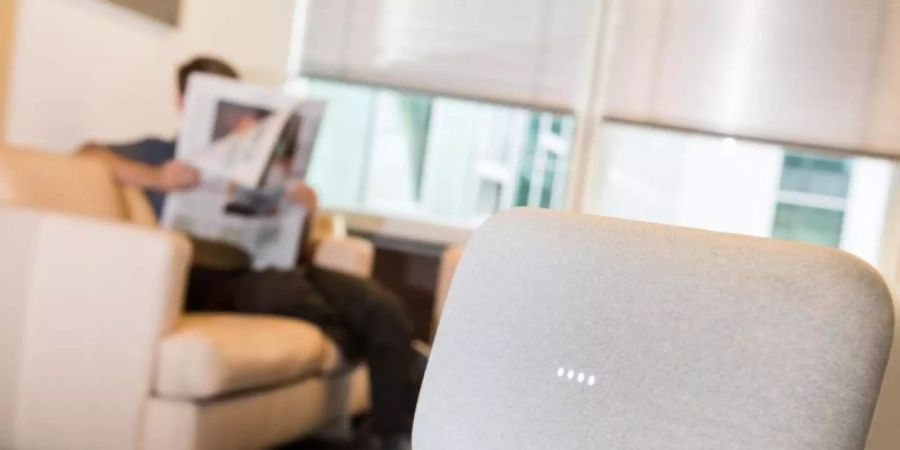 Smarte Lautsprecher wie der Google Home Max schneiden Gespräche mit - die bislang auch von Menschen ausgewertet wurden Foto: Franziska Gabbert/Archiv