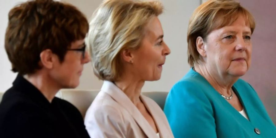 Kramp-Karrenbauer, von der Leyen und Kanzlerin Merkel