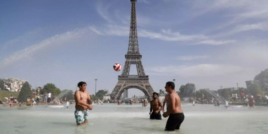 Touristen kühlen sich während einer Hitzewelle im Brunnen des Trocadero ab