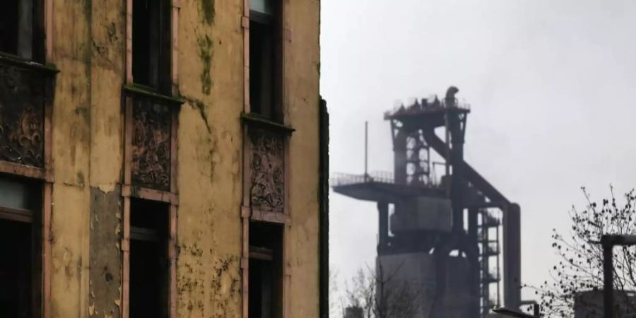 Leerstehendes Haus in Duisburg-Bruckhausen: Der Niedergang von Stahl und Kohle hat das Ruhrgebiet zum Armenhaus gemacht. Foto: Ina Fassbender