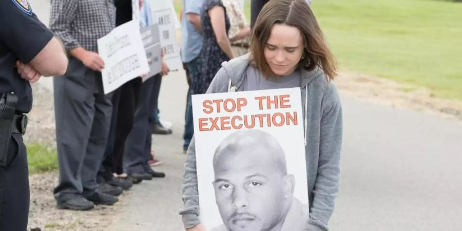 Lucy (Ellen Page) protestiert vor Gefängnissen gegen die Todesstrafe. Foto: Kinostar Filmverleih GmbH