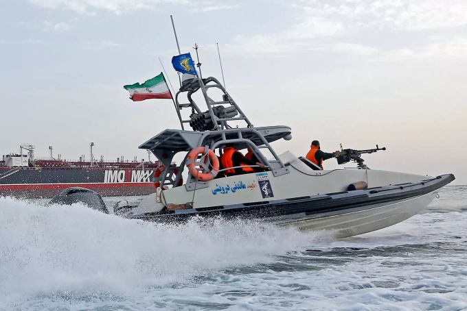 Ein iranisches Boot umkreist einen Tanker. Tanker