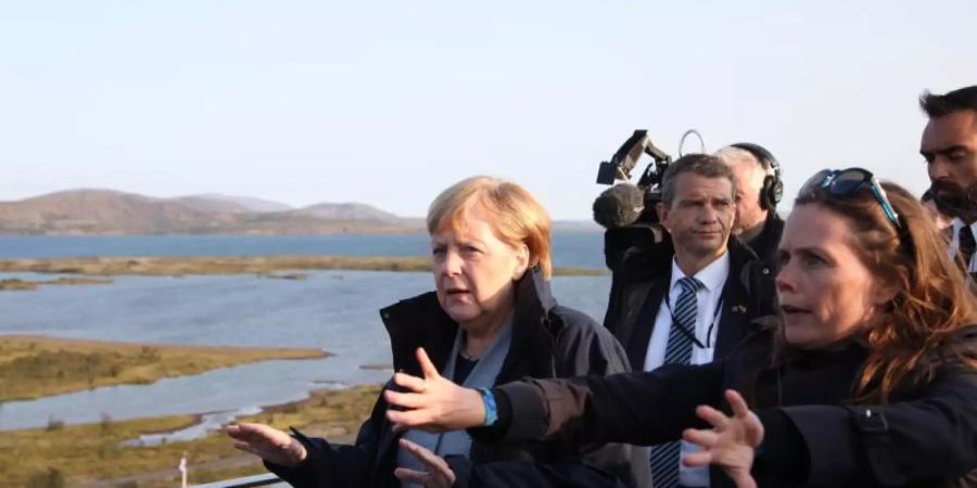 Noch einmal in der Rolle der «Klimakanzlerin»? Angela Merkel im Thingvellir-Nationalpark mit der isländischen Ministerpräsidentin Katrín Jakobsdóttir (r.). Foto: Steffen Trumpf