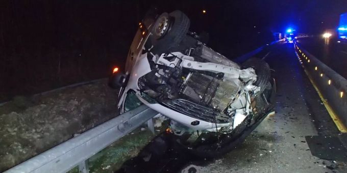 Nach dem Aufprall auf die Leitplanke kam das Auto auf dem Dach liegend zum Stillstand. Auto auf dem Dach