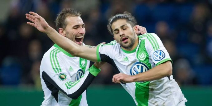 Von 2012 bis 2016 spielte Bas Dost bei Wolfsburg. Hier bejubelt er einen Treffer mit dem Schweizer Ricardo Rodriguez. bas