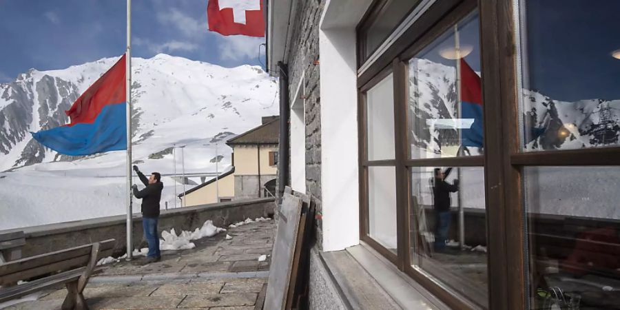 Die Restaurants auf der Gotthardpasshöhe, hier eine Aufnahme vom letzten Donnerstag, können von Airolo her erreicht werden. Die Passstrasse ist aber wegen Lawinengefahr weiterhin nicht durchgehend befahrbar.