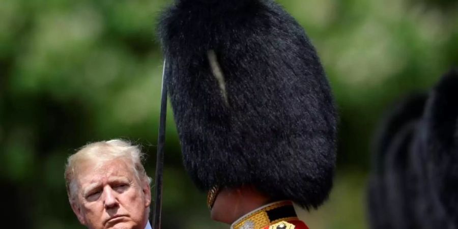 Zwei Männer mit ungewöhnlicher Frisur: Donald Trump nimmt die Ehrenwache im Garten des Buckingham-Palastes ab. Foto: Toby Melville/PA Wire