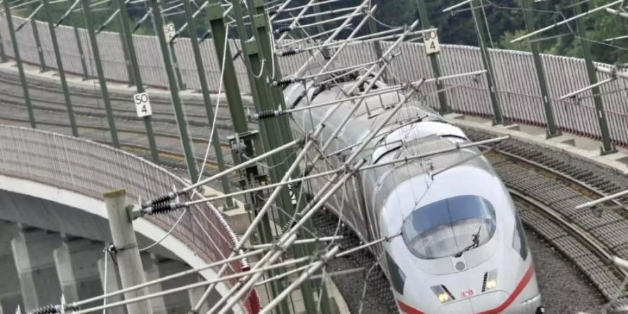 Ein ICE auf der Hochgeschwindigkeitstrecke bei Neuwied. Die Bahn will weitere Strecken für besonders schnelle Zugfahrten ausbauen. Foto: Boris Roessler