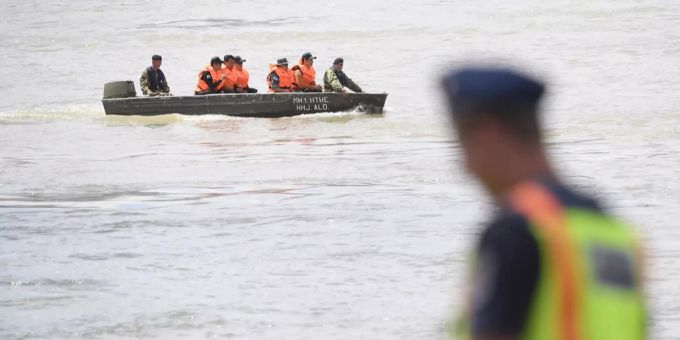 Die Leichen der Vermissten werden auf- und ab der Donau gesucht. Donau Kreuzfahrtschiff Budapest