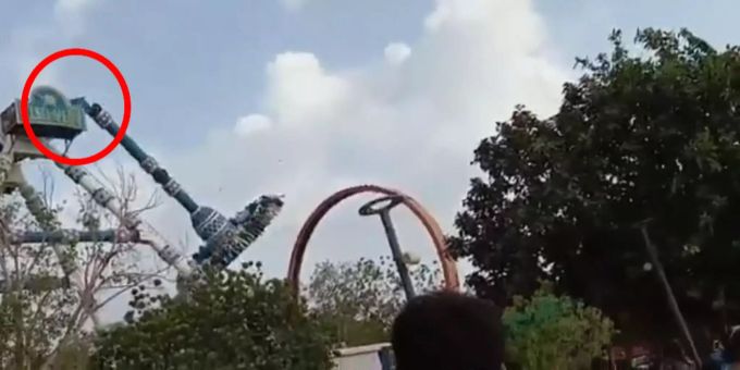 Das Fahrgeschäft in Indien bricht während dem Betrieb. Fahrgeschäft Freizeitparkt Indien