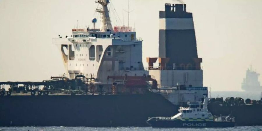 Der Supertanker «Grace 1» neben einem Schiff der britischen Marine in den Gewässern von Gibraltar. Foto: Marcos Moreno/AP/