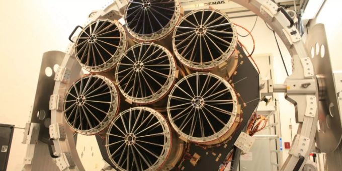 Die Spiegelmodule des Teleskops vor dem Start Die Spiegelmodule des Teleskops vor dem Start