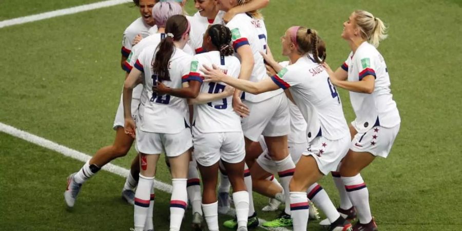 Die Spielerinnen aus den USA feiern das 1:0 gegen Frankreich. Foto: Francois Mori/AP
