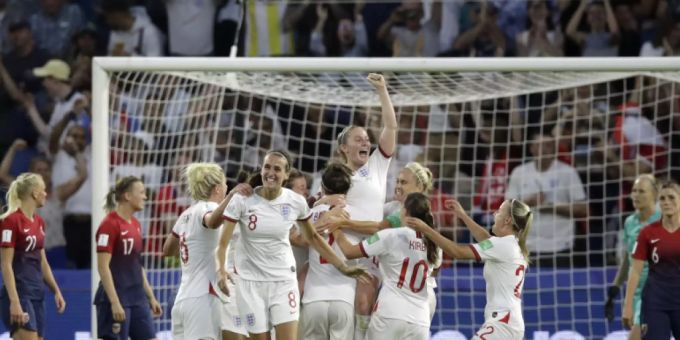 Lucy Bronze wird nach ihrem schönen Schuss zum 3:0 gefeiert Lucy Bronze wird nach ihrem schönen Schuss zum 3:0 gefeiert