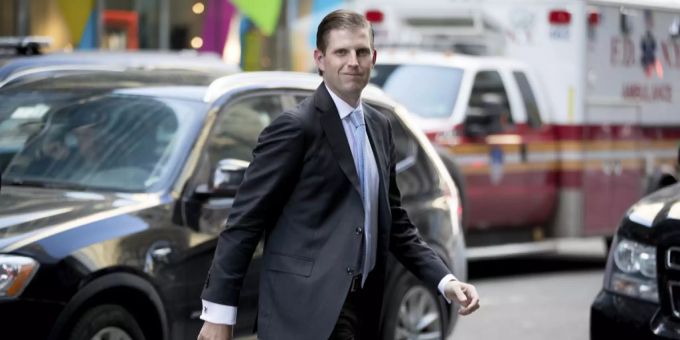 Eric Trump, Sohn von Donald Trump, wurde in Chicago von einer Kellnerin bespuckt. Eric Trump Donald Trump