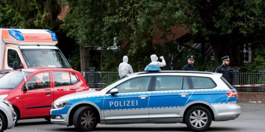 Einsatzkräfte am Tatort