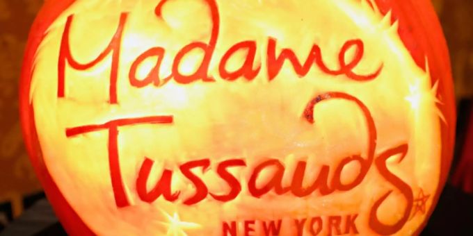Logo von Madame Tussauds auf einem Kürbis Logo von Madame Tussauds auf einem Kürbis