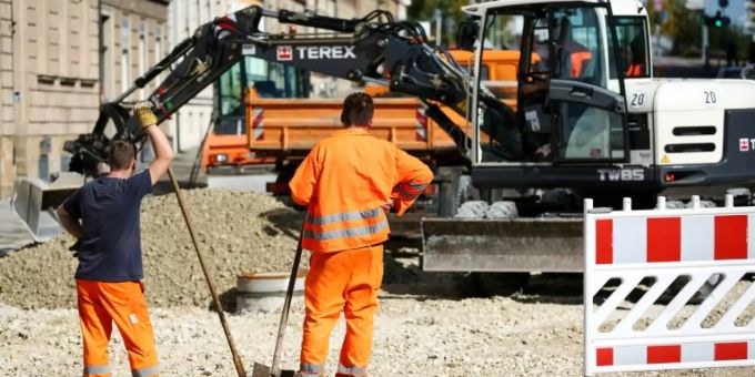 Bauarbeiter auf Baustelle Arbeitslosigkeit