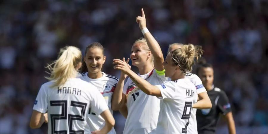 Die DFB-Spielerinnen feiern ihren Sieg gegen Montenegro. Foto: David Inderlied