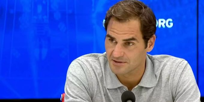 Roger Federer ärgert sich an der Pressekonferenz nach dem Spiel. Roger Federer