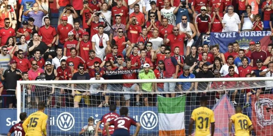 Barcelonas Torhüter Marc-Andre ter Stegen (3.v.l) muss sich bei dem Schuss geschlagen geben. Foto: Alvaro Barrientos/AP