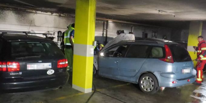 Mehrere Feuerwehrleute begutachten am 16.06.19 den Schaden an einem Wagen, der in einer Tiefgarage in Birrwil AG Feuer fing. Birrwil