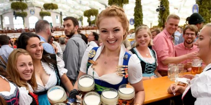Die Wiesnbedienung Beli trägt im Hofbräuzelt die ersten Bierkrüge zu den Gästen. Foto: Felix Hörhager Die Wiesnbedienung Beli trägt im Hofbräuzelt die ersten Bierkrüge zu den Gästen. Foto: Felix Hörhager