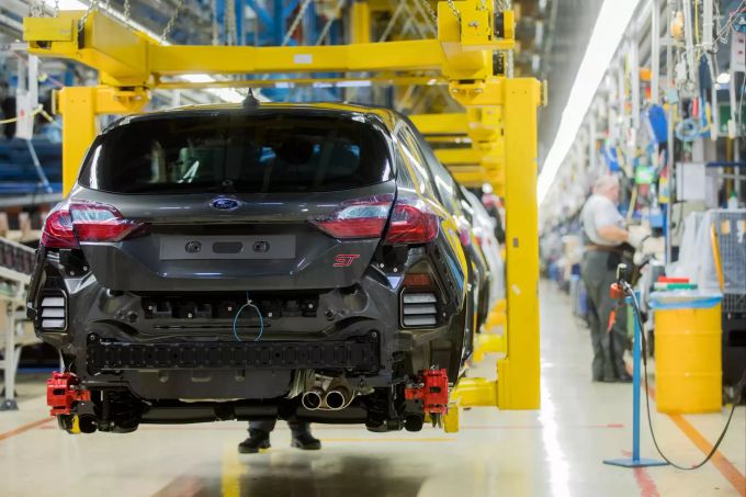 Mitarbeiter von Ford arbeiten in einer Produktionshalle für den Fiesta. Ford