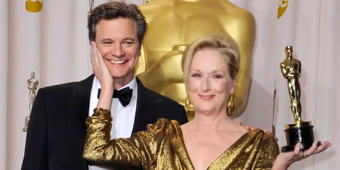 Meryl Streep hält ihrem Oscar, den sie als beste Hauptdarstellerin für ihre Rolle in «The Iron Lady» erhalten hat. Daneben steht ihr Schauspielkollege Colin Firth. Meryl Streep