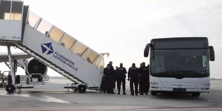 Ein Abschiebeflug auf dem Flughafen Leipzig. Foto: Sebastian Willnow/Archiv