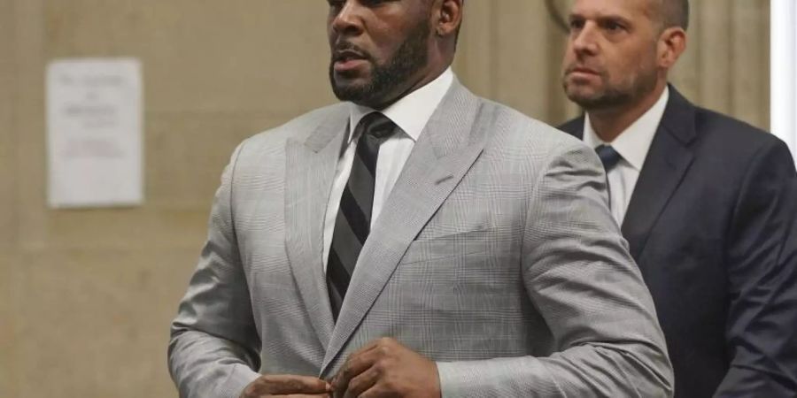 US-Sänger R. Kelly (l.) muss sich wegen sexuellen Missbrauchs vor Gericht verantworten. Foto: E. Jason Wambsgans/Pool Chicago Tribune