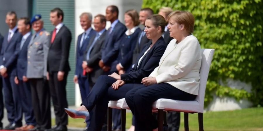 Merkel und Frederiksen beim Abspielen der Nationalhymnen