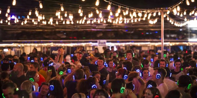Dutzende nehmen am 05.07.19 an einer Silentdisco am Montreux Jazz Festival teil. Montreux Jazz Festival