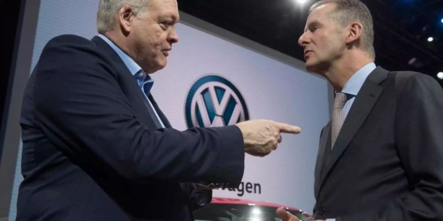 Jim Hackett (l), Vorstandsvorsitzender von Ford und Herbert Diess, Vorstandsvorsitzender von VW unterhalten sich auf dem Messestand von VW. Foto: Boris Roessler