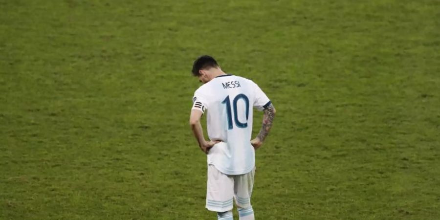 Argentiniens Starspieler Lionel Messi lässt beim Spiel gegen Brasilien den Kopf hängen. Foto: Nelson Antoine/AP