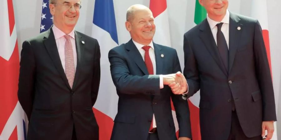 Bruno Le Maire (r-l), Finanzminister von Frankreich, begrüsst Olaf Scholz, Finanzminister von Deutschland, und Francois Villeroy de Galhau, Präsident der Banque de France, zu einem Treffen der G7-Finanzminister zur Vorbereitung auf den G7-Gipfel. Foto: Michel Euler/AP