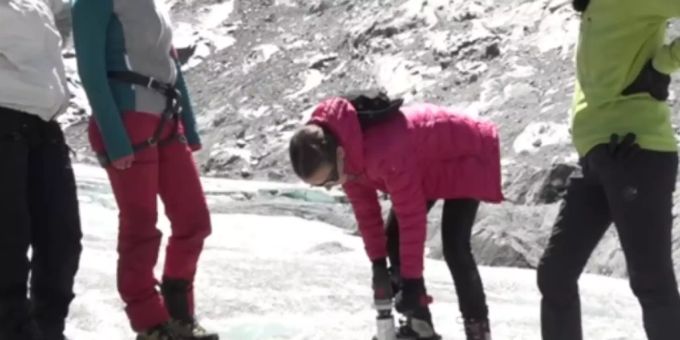 Mit dem Eisbohrer entnehmen die Schülerinnen einen Eisbohrkern aus dem Gletscher. An Eisbohrkernen und den eingeschlossenen Gasbläschen können Forschende die Klimavergangenheit rekonstruieren. Mit dem Eisbohrer entnehmen die Schülerinnen einen Eisbohrkern aus dem Gletscher. An Eisbohrkernen und den eingeschlossenen Gasbläschen können Forschende die Klimavergangenheit rekonstruieren.