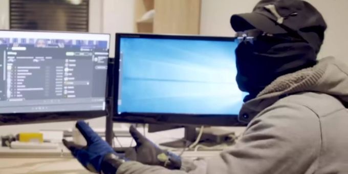 Der Screenshot aus der Reportage des Y-Kollektivs zeigt den Hacker Kai an seinem Arbeitsplatz, an dem er Streams auf Spotify und Co. manipuliert. Hacker Streamingdienst